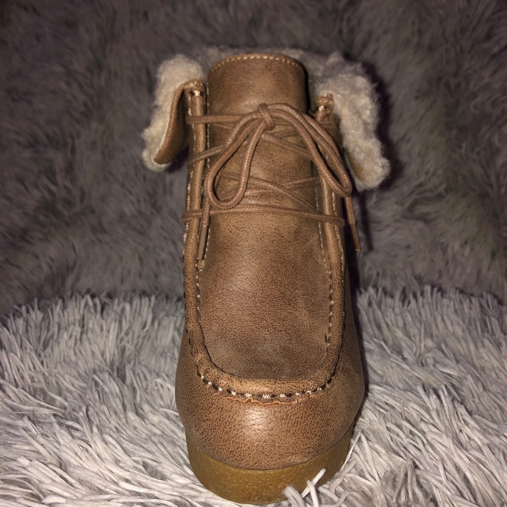 Brown winter wedge